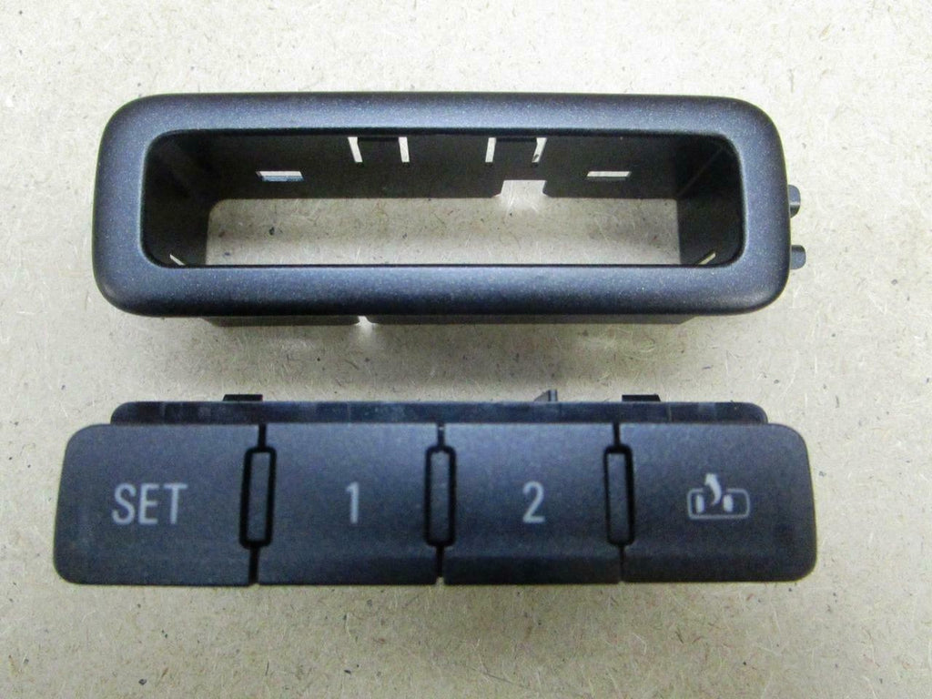 OEM 2015-2019 GM Tahoe Escalade Yukon Left Memory Switch W/ Bracket 22894089